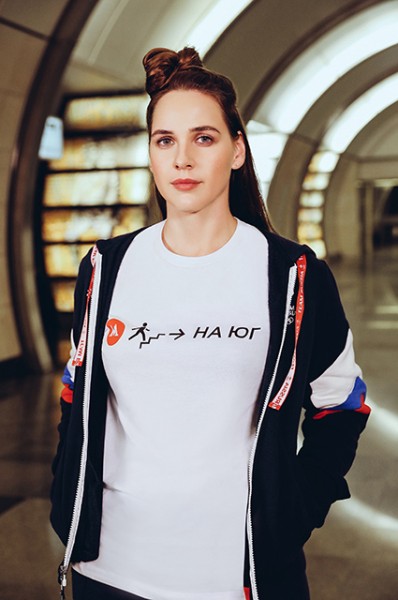 Одежда с героем комиксов, украшения из бисера и модный мерч метро: смотрим новые лукбуки
